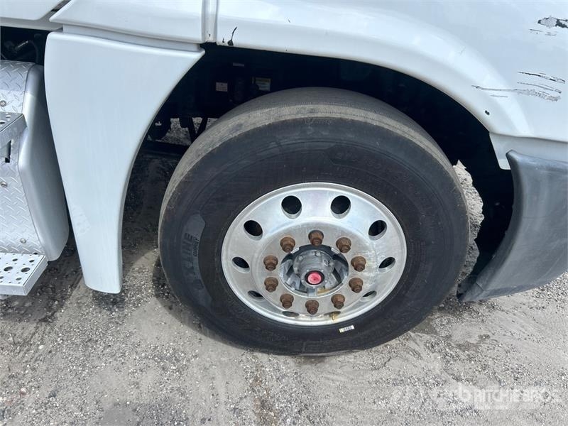 Freightliner Cascadia 125 6x4 T/A Sleeper Truck Tractor 中古トラクターヘッド | トレーラーヘッド
