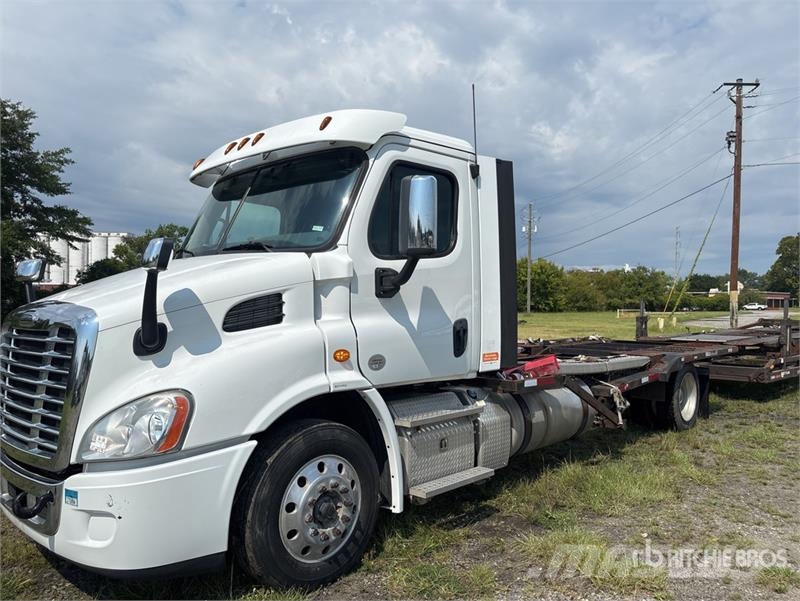Freightliner Cascadia 113 Camiones portavehículos