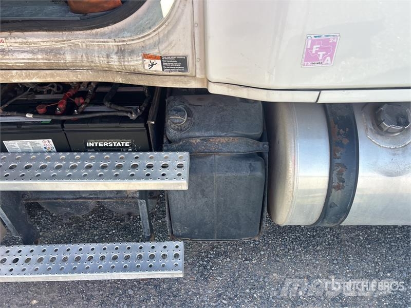 Freightliner Cascadia 125 6x4 T/A Sleeper Truck Tractor Trekkvogner