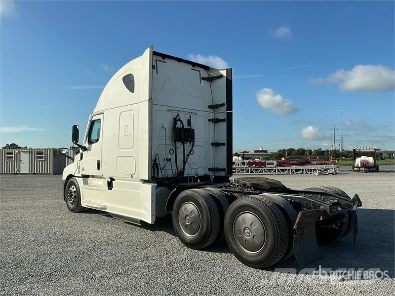 Freightliner Cascadia 126 6x4 T/A Sleeper Truck Tractor Седельные тягачи