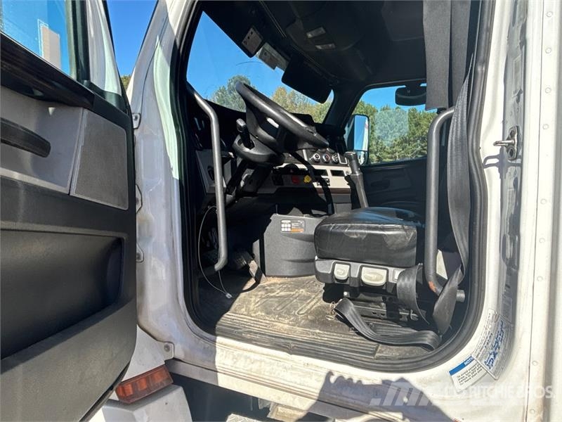 Freightliner Cascadia 126 6x4 T/A Sleeper Truck Tractor (Inoper Nyergesvontatók