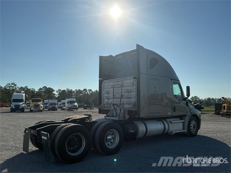 Freightliner Cascadia 126 6x4 T/A Sleeper Truck Tractor وحدات الجر