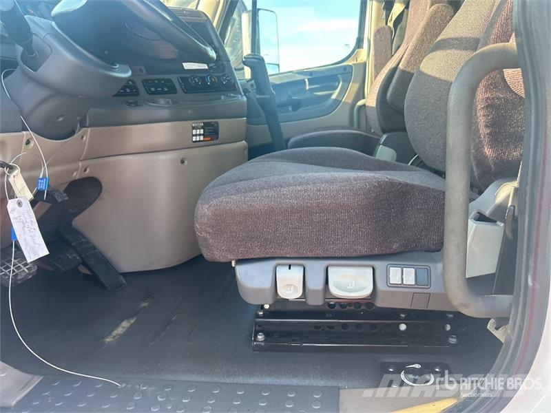 Freightliner Cascadia 125 6x4 T/A Sleeper Truck Tractor Седельные тягачи