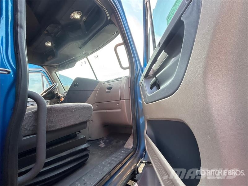 Freightliner Cascadia 125 6x4 T/A Sleeper Truck Tractor (Inoper Vilcēji