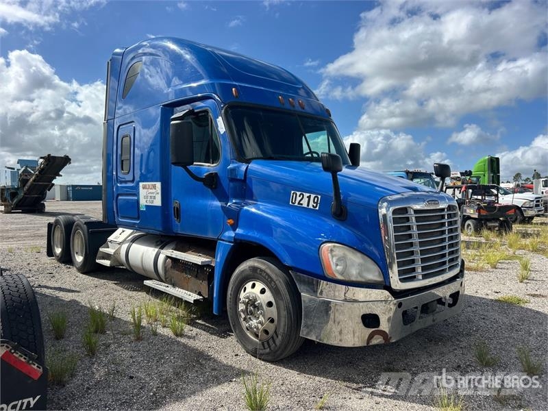 Freightliner Cascadia 125 6x4 T/A Sleeper Truck Tractor Sattelzugmaschinen