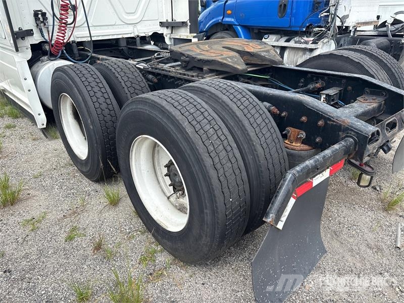 Freightliner Cascadia 126 6x4 T/A Sleeper Truck Tractor (Inoper Тягачі