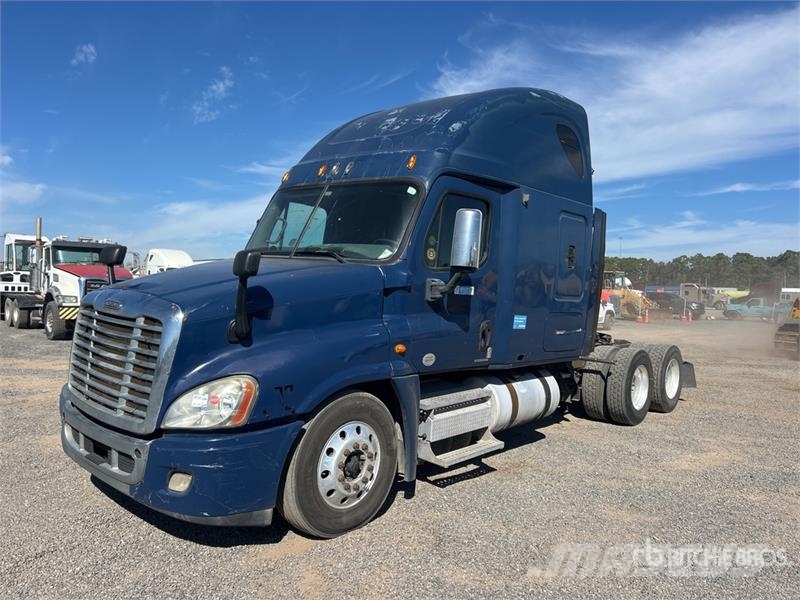 Freightliner Cascadia 125 6x4 T/A Sleeper Truck Tractor Vlačilci