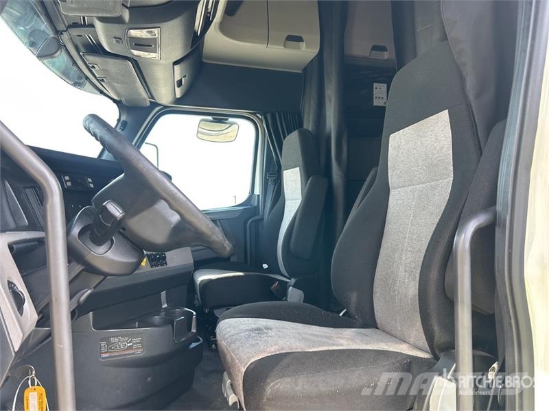 Freightliner Cascadia 126 6x4 T/A Sleeper Truck Tractor 中古トラクターヘッド | トレーラーヘッド