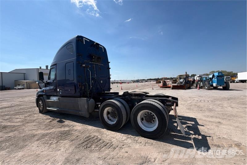 Freightliner Cascadia 6x4 T/A Sleeper Truck Tractor Vlačilci