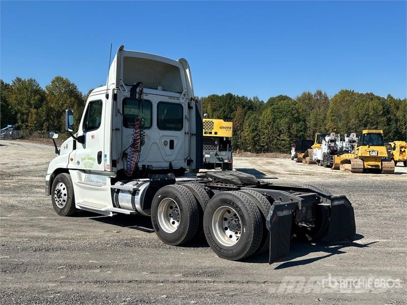 Freightliner Cascadia 125 6x4 T/A Sleeper Truck Tractor Vlačilci