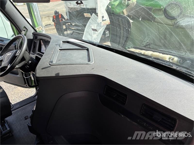 Freightliner Cascadia 126 6x4 T/A Sleeper Truck Tractor 中古トラクターヘッド | トレーラーヘッド