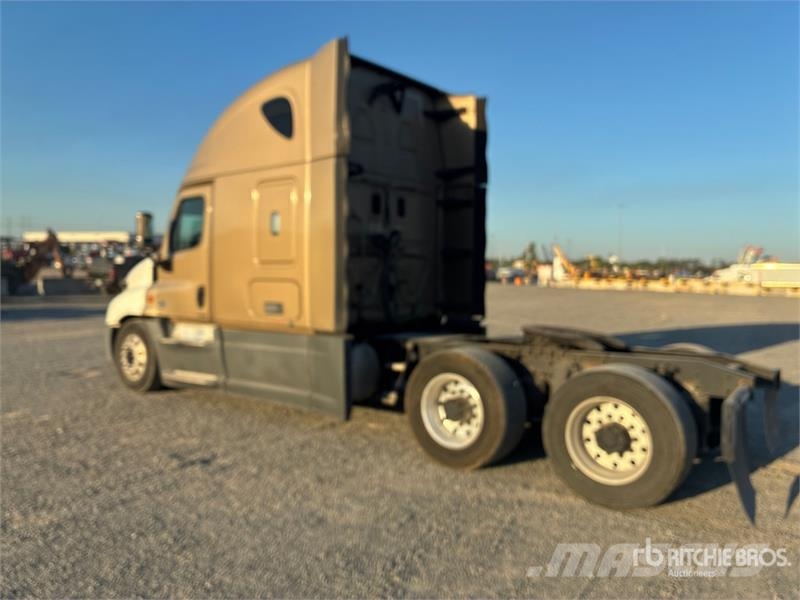 Freightliner Cascadia 125 6x4 T/A Sleeper Truck Tractor Vilcēji