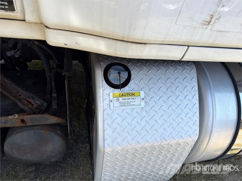 Freightliner Cascadia 113 6x4 Sleeper Car Carrier Truck (Inoper Camiones portacoches
