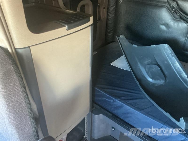 Freightliner Cascadia 125 6x4 T/A Sleeper Truck Tractor 中古トラクターヘッド | トレーラーヘッド