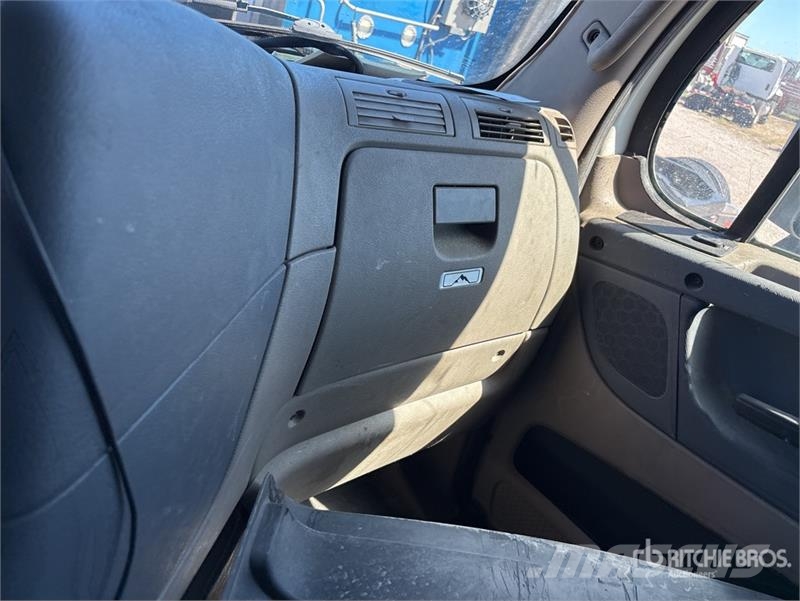 Freightliner Cascadia 125 6x4 T/A Sleeper Truck Tractor (Inoper Motrici e Trattori Stradali
