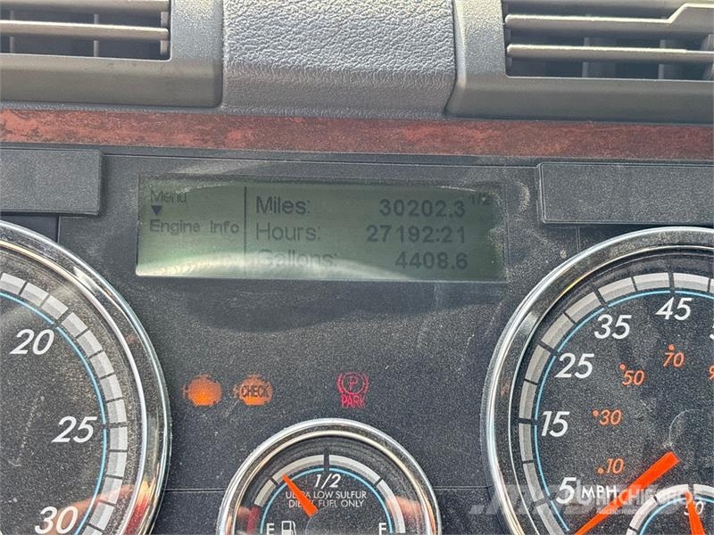 Freightliner Cascadia 125 6x4 T/A Sleeper Truck Tractor 中古トラクターヘッド | トレーラーヘッド