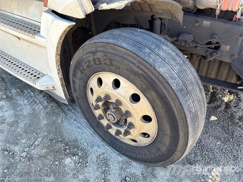 Freightliner Cascadia 126 6x4 T/A Sleeper Truck Tractor 曳引機組件