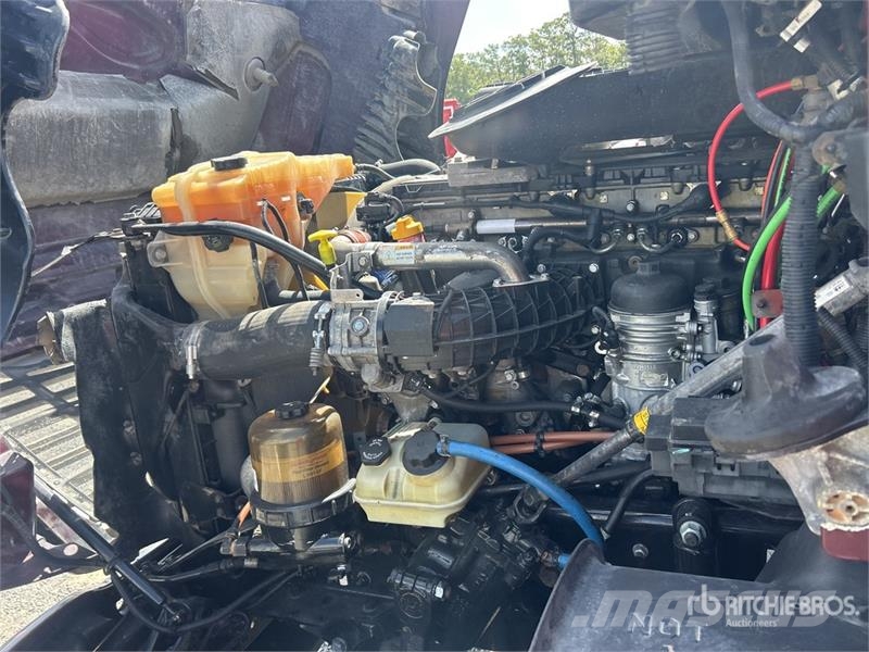 Freightliner Cascadia 125 6x4 T/A Sleeper Truck Tractor (Inoper Sattelzugmaschinen
