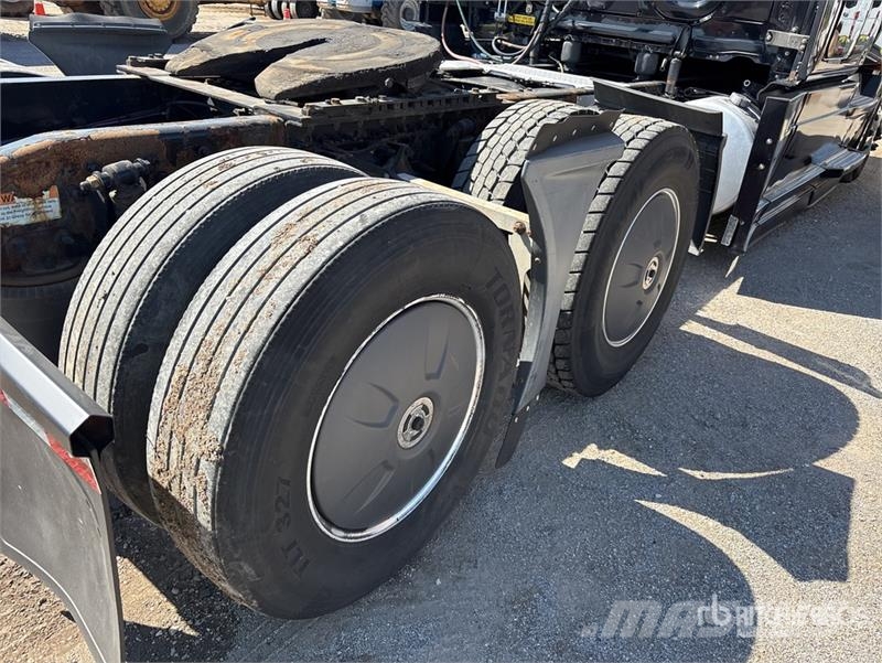 Freightliner Cascadia 126 6x4 T/A Sleeper Truck Tractor Седельные тягачи