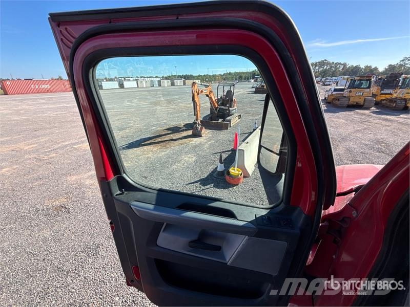 Freightliner Cascadia 126 6x4 T/A Sleeper Truck Tractor Sattelzugmaschinen
