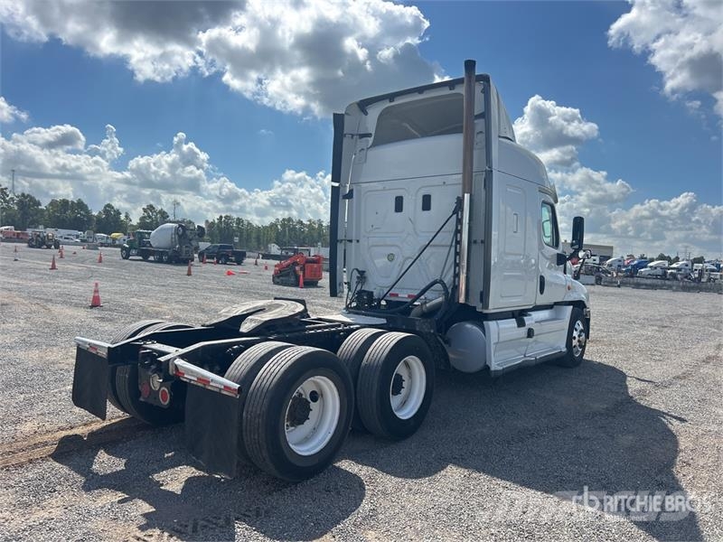 Freightliner Cascadia 125 6x4 T/A Sleeper Truck Tractor Trekkvogner