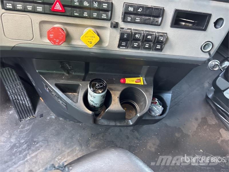 Freightliner Cascadia 126 6x4 T/A Sleeper Truck Tractor Tegljači