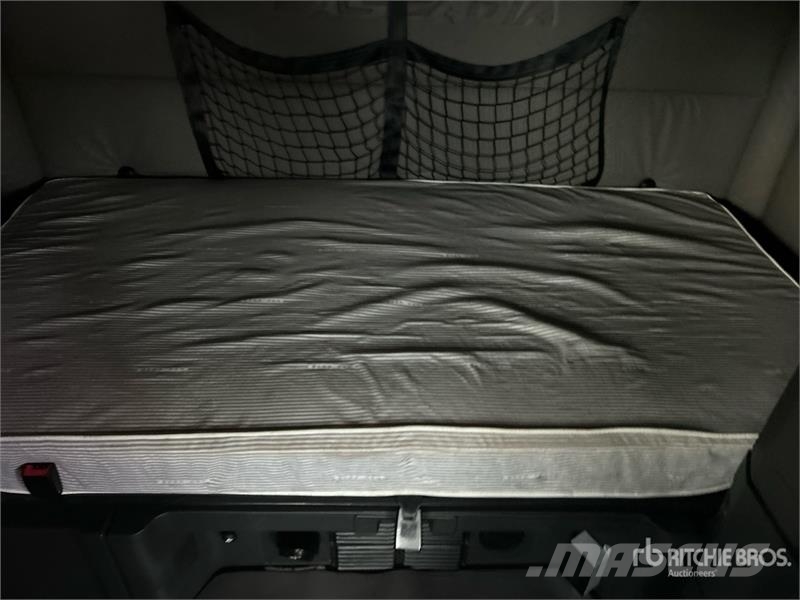Freightliner Cascadia 126 6x4 T/A Sleeper Truck Tractor Tractor Units
