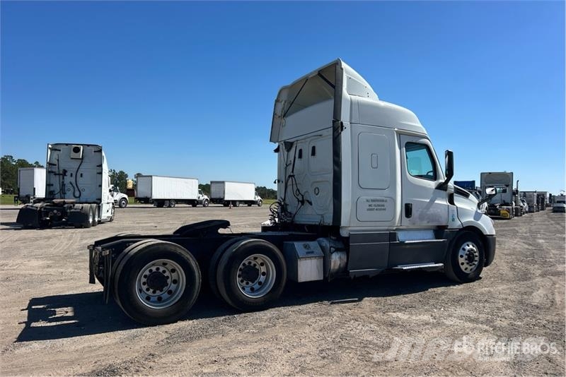 Freightliner Cascadia 126 6x4 T/A Sleeper Truck Tractor Седельные тягачи