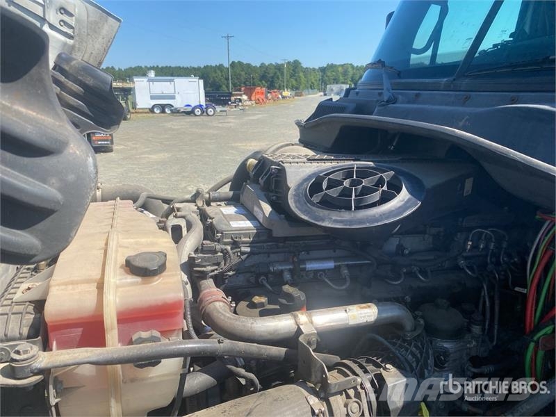 Freightliner Cascadia 125 6x4 T/A Sleeper Truck Tractor Cabezas tractoras