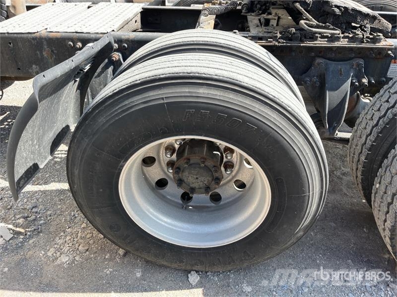 Freightliner Cascadia 125 6x4 T/A Sleeper Truck Tractor Cabezas tractoras