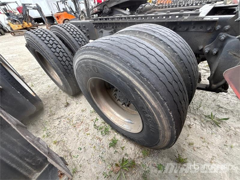 Freightliner Cascadia 126 6x4 T/A Sleeper Truck Tractor Tegljači