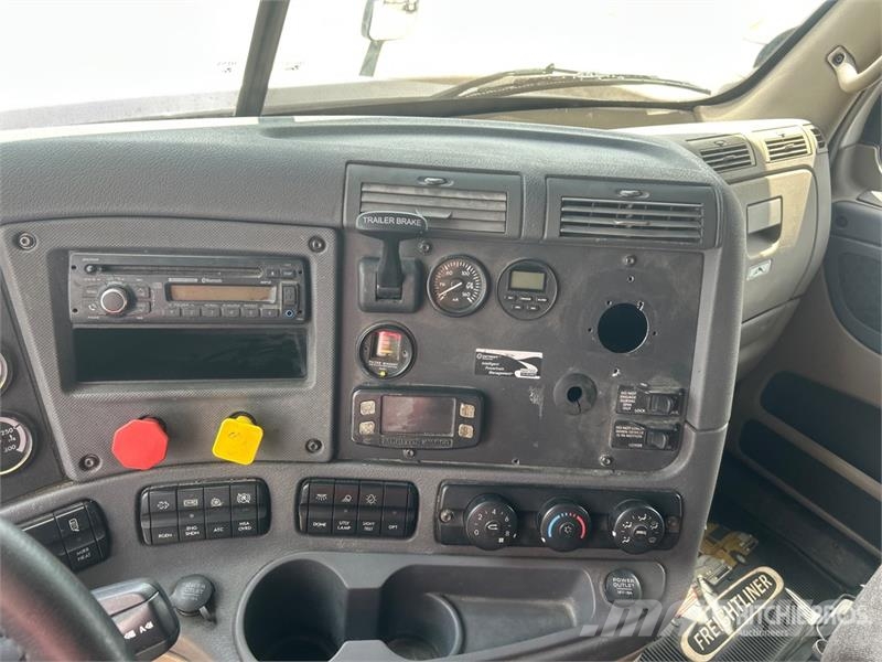 Freightliner Cascadia 125 6x4 T/A Sleeper Truck Tractor 中古トラクターヘッド | トレーラーヘッド
