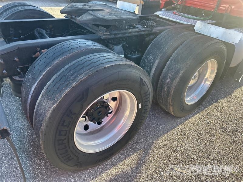 Freightliner Cascadia 126 6x4 T/A Sleeper Truck Tractor Тягачі