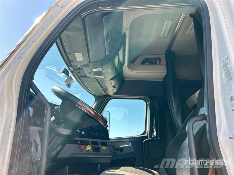 Freightliner Cascadia 126 6x4 T/A Sleeper Truck Tractor Седельные тягачи