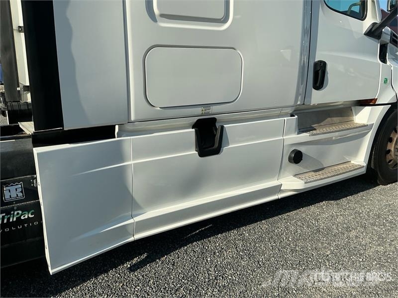 Freightliner Cascadia 126 6x4 T/A Sleeper Truck Tractor Седельные тягачи