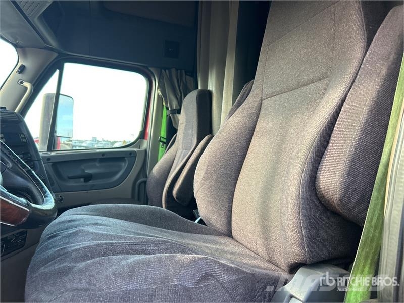 Freightliner Cascadia 125 6x4 T/A Sleeper Truck Tractor Vilcēji