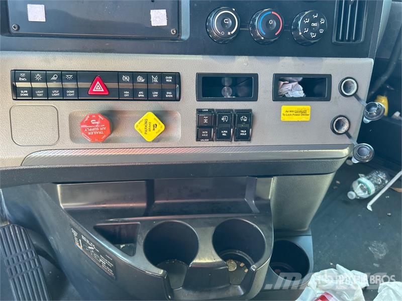 Freightliner Cascadia 126 6x4 T/A Sleeper Truck Tractor Седельные тягачи