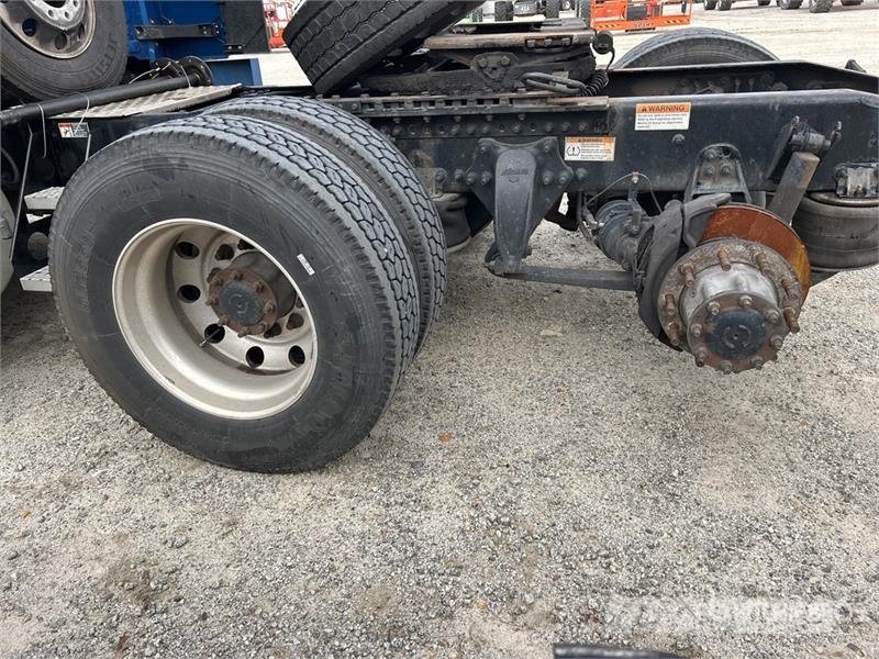 Freightliner Cascadia 126 6x4 T/A Sleeper Truck Tractor (Inoper Motrici e Trattori Stradali