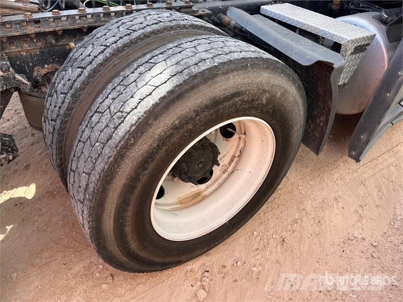 Freightliner Cascadia 126 6x4 T/A Sleeper Truck Tractor Седельные тягачи