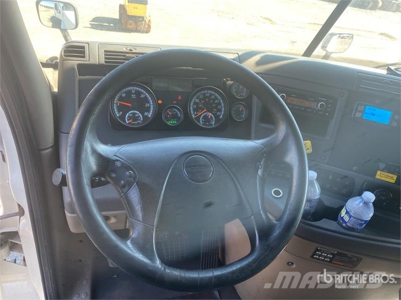 Freightliner Cascadia 125 6x4 T/A Sleeper Truck Tractor Cabezas tractoras