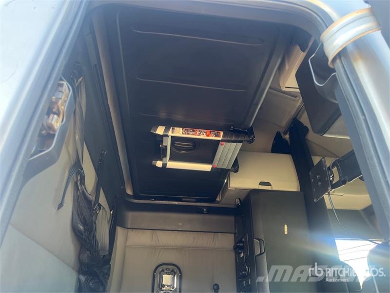 Freightliner Cascadia 126 6x4 T/A Sleeper Truck Tractor Vlačilci