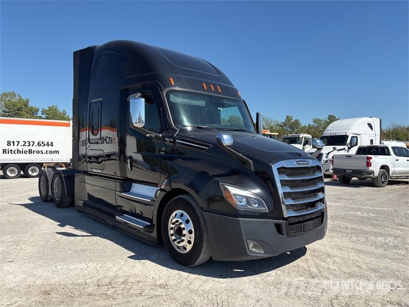 Freightliner Cascadia 126 6x4 T/A Sleeper Truck Tractor Седельные тягачи