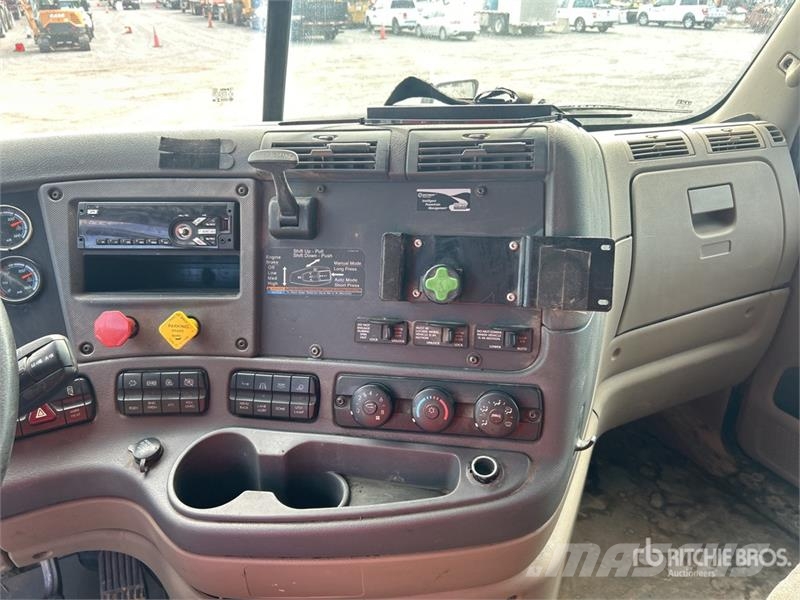 Freightliner Cascadia 125 6x4 T/A Sleeper Truck Tractor Tegljači
