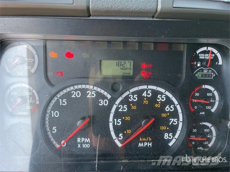 Freightliner Cascadia 125 6x4 T/A Sleeper Truck Tractor Cabezas tractoras