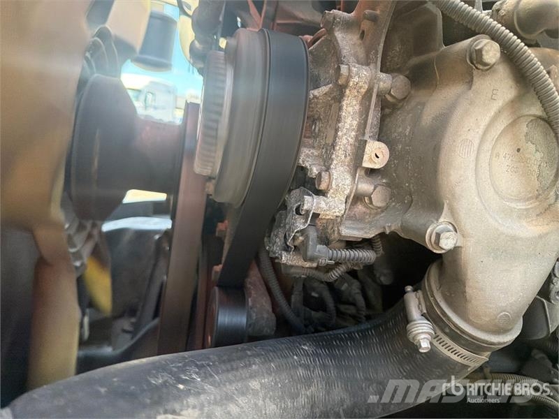Freightliner Cascadia 125 6x4 T/A Sleeper Truck Tractor 中古トラクターヘッド | トレーラーヘッド