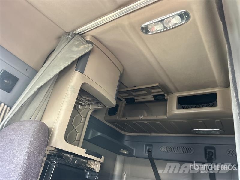 Freightliner Cascadia 125 6x4 T/A Sleeper Truck Tractor (Inoper Sattelzugmaschinen