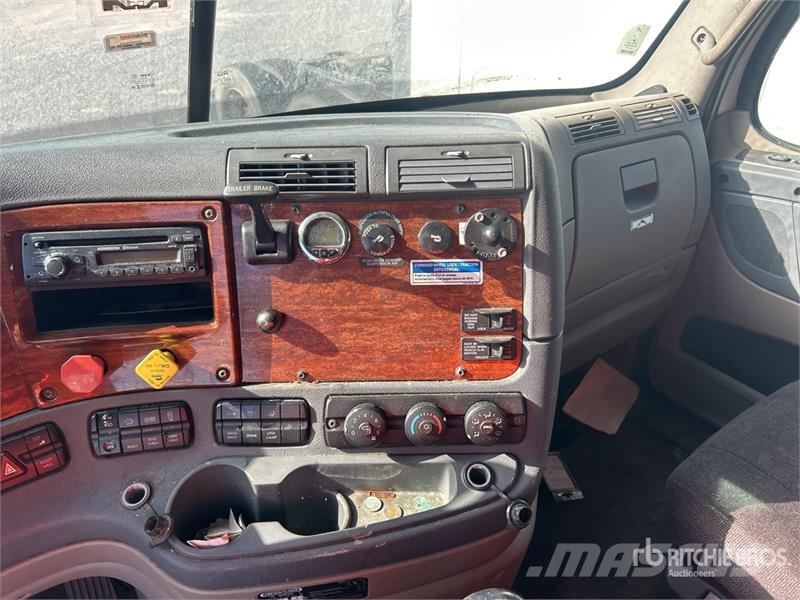 Freightliner Cascadia 125 6x4 T/A Sleeper Truck Tractor (Inoper Nyergesvontatók