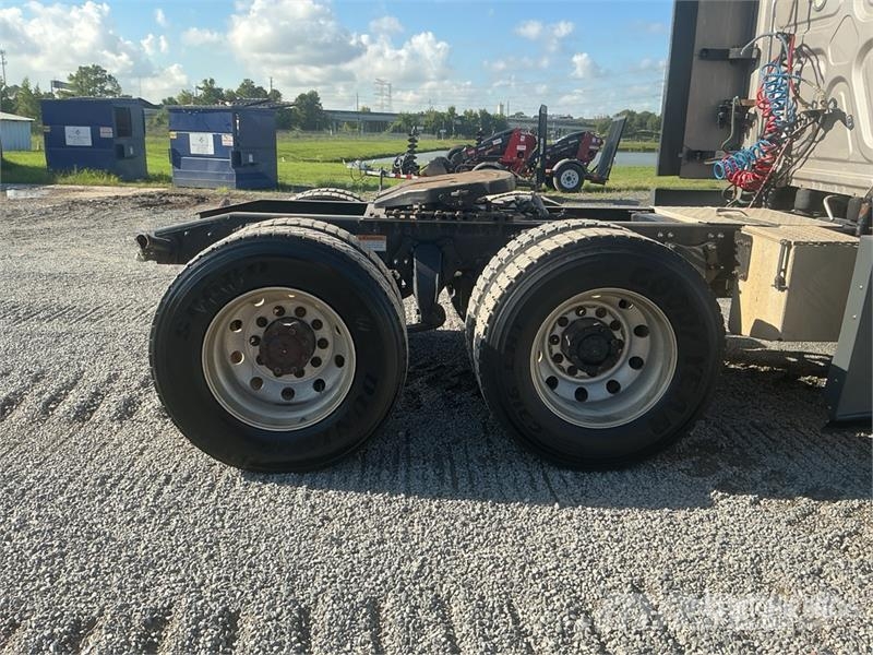 Freightliner Cascadia 125 6x4 T/A Sleeper Truck Tractor 中古トラクターヘッド | トレーラーヘッド