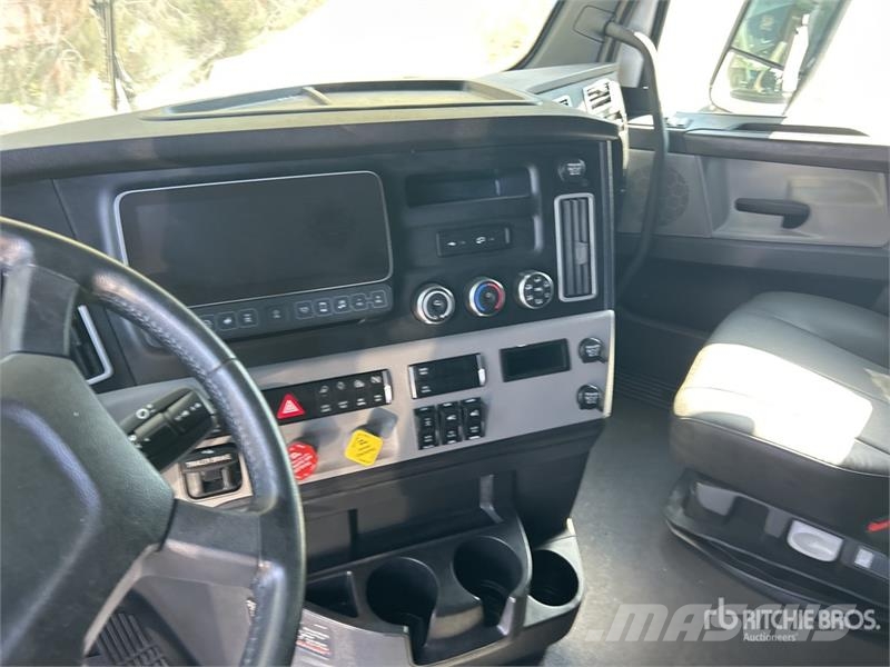 Freightliner Cascadia 126 6x4 T/A Sleeper Truck Tractor Tegljači