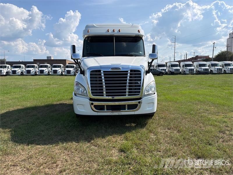 Freightliner Cascadia 113 6x4 Sleeper Car Carrier Truck مركبات النقل